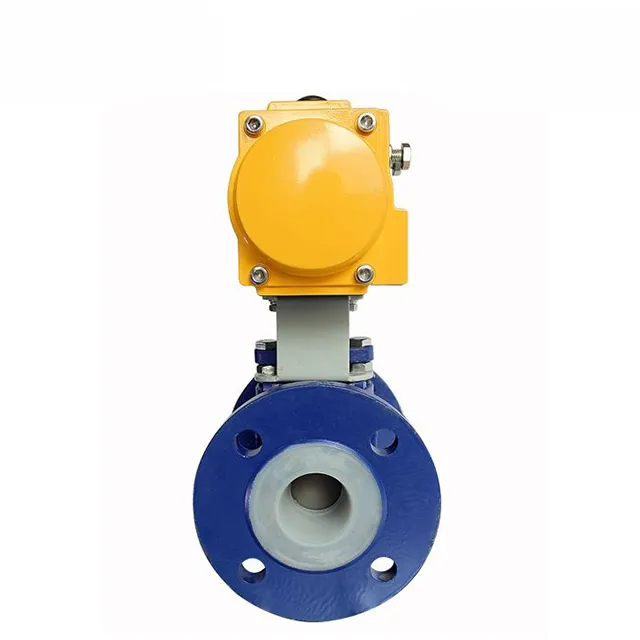 Close-up da conexão flangeada em válvula de esfera pneumática revestida de PTFE com acabamento resistente à corrosão